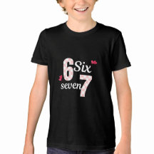 キュートなピンクのチェック柄の数字 6 7 Tシャツ