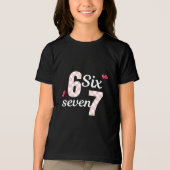 キュートなピンクのチェック柄の数字 6 7 Tシャツ (正面)