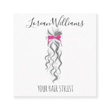 キュートなピンクの弓グレーと白のブレイダーのヘアスタイリング