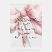 キュートなピンクの弓結び目ブライダルシャワー アクリルサイン (正面)