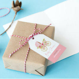 キュートなピンクの花飾ベビーベビーカー ギフトタグ