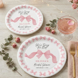 キュートなピンクの蝶ネクタイ ブライダルシャワープレート「彼女は結婚する」 ペーパープレート