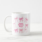 キュートなピンクの「Bows Before Bros」コケットギフト コーヒーマグカップ (左)