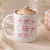 キュートなピンクの「Bows Before Bros」コケットギフト コーヒーマグカップ