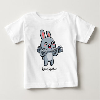 キュートなフィットネスうさぎのトレーニング キッズ ベビーTシャツ