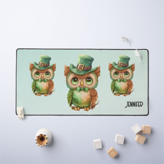 キュートなフクロウの帽子（緑） デスクマット (キッズテーブル)