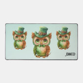 キュートなフクロウの帽子（緑） デスクマット (正面)