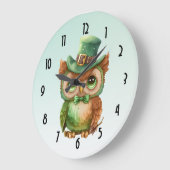 キュートなフクロウの帽子(緑) ラージ壁時計 (傾斜)