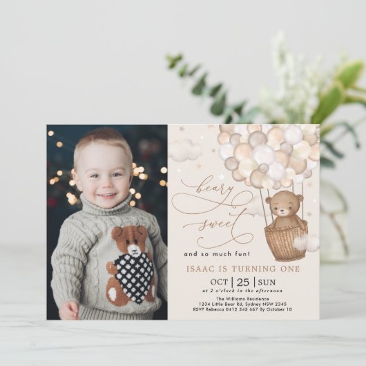 キュートなブラウンベアホットエアバルーン1st誕生日パーティー 招待状 (スタンド正面)