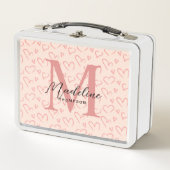 キュートなブラシ仕上げピンクハートパターンモノグラム メタルランチボックス (正面)