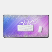 キュートなブラッシュパープルフェイクシルバーグリッターモノグラム デスクマット (キーボード&マウス)