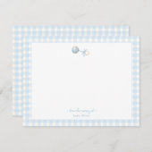 キュートなブルーラトルとギンガム縁ど男の赤ちゃん サンキューカード (正面/裏面)