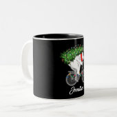 キュートなベ運アのクリスマスツリーへのサイクリストへの贈り物 ツートーンマグカップ (正面左)