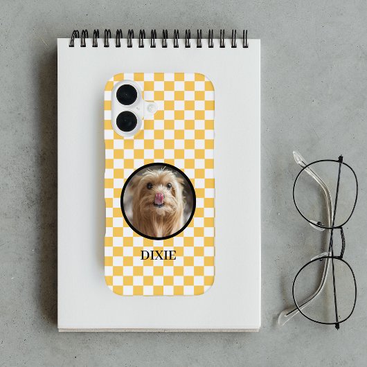 キュートなペットの写真イエローチェック柄 iPhone 16ケース