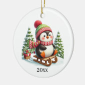 キュートなペンギンに日付とメッセージのクリスマスを追加 セラミックオーナメント (左)