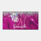 キュートなホットピンクフェイクシルバーグリッターバルーンモノグラム デスクマット (正面)