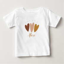 キュートなボヘミアン ハートのモノグラム ネーム ベビー ボーイ Tシャツ