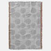 キュートなモノクログレーのクリスマスボールパターン スローブランケット (正面縦)