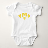 キュートなモノグラムの黄色いハート ベビーボディスーツ (正面)