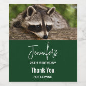 キュートなラクーンが丸太の誕生日に ワインラベル (シングルラベル)