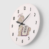 キュートなラマプリンセスクラウン付き ラージ壁時計 (傾斜)