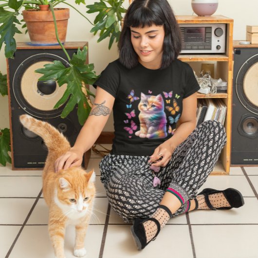 キュートなレインボーキッテンと蝶の昇華猫 Tシャツ