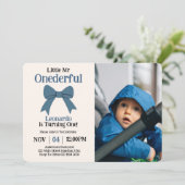 キュートなワンダフルブルーボウの男の子1歳の誕生日写真 招待状 (スタンド正面)