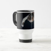 キュートな三毛猫の寝猫肩 トラベルマグ (正面左)