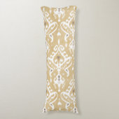 キュートな中性金ゴールドベージュイカットの部族のパターン ボディピロー (正面縦)