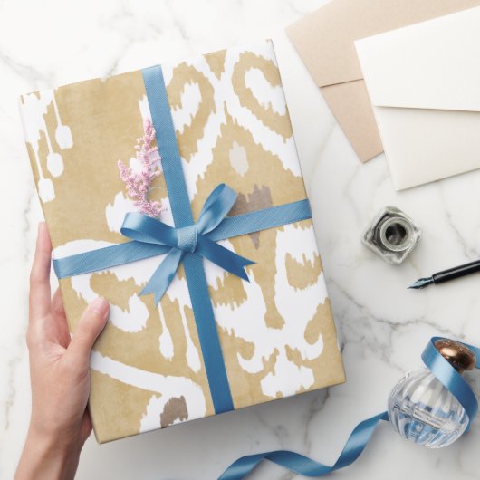 キュートな中性金ゴールドベージュイカットの部族のパターン ラッピングペーパー (ギフト)