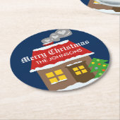 キュートな冬のキャビンのコテージを持つクリスマスのコースター ラウンドペーパーコースター (アングル)