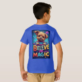 キュートな子犬のカラフルな「Believe In Magic」タイポグラフィ Tシャツ (裏面フル)