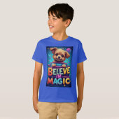 キュートな子犬のカラフルな「Believe In Magic」タイポグラフィ Tシャツ (正面フル)