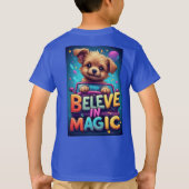 キュートな子犬のカラフルな「Believe In Magic」タイポグラフィ Tシャツ (裏面)