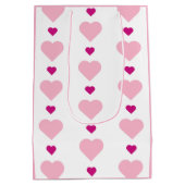 キュートな対称ピンクと白とハート ミディアムペーパーバッグ (裏面)