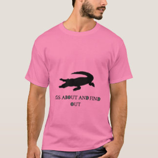 キュートな幸せな赤ちゃんワニのキャラクター ピンク グラフィックTシャツ Tシャツ