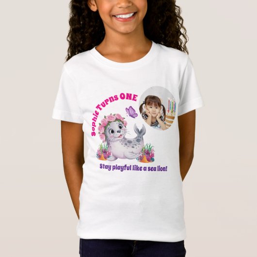 キュートな幻想的な花のあしらいアシカ 写真 キッズ誕生日 Tシャツ (正面)