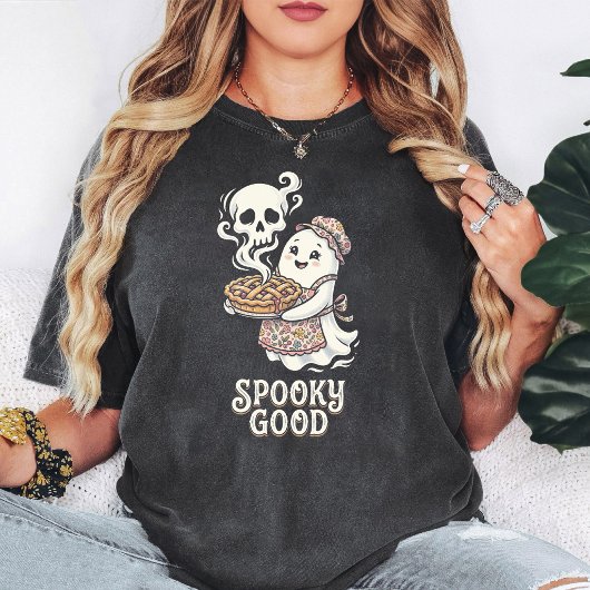 キュートな幽霊がハロウィンのおいしいパイを焼く Tシャツ