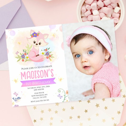 キュートな森の花柄のキツネの女の子 1歳の誕生日写真 招待状