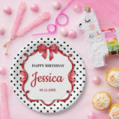 キュートな深紅のリボンの誕生日 ペーパープレート (パーティー)