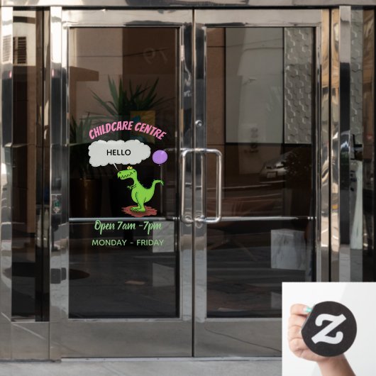 キュートな火吹き緑のおもしろいドラゴン漫画 ウィンドウサイン (オフィスドア)