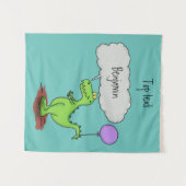 キュートな火吹き緑のおもしろいドラゴン漫画 タペストリー (正面(横))