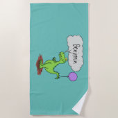 キュートな火吹き緑のおもしろいドラゴン漫画 ビーチタオル (正面)