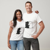 キュートな猫のハグ Men's Tシャツ | 面白いラブtee (ユニセックス)