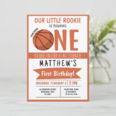 キュートな現代バスケットボールリボンキッズ1st誕生日 招待状 (スタンド正面)