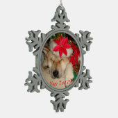 キュートな秋田犬がクリスマスハットコーンを眠る スノーフレークピューターオーナメント (左)