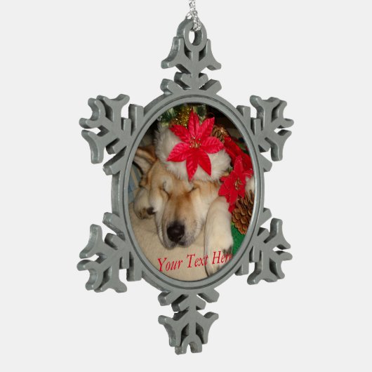 キュートな秋田犬がクリスマスハットコーンを眠る スノーフレークピューターオーナメント (左)