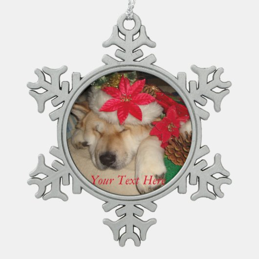 キュートな秋田犬がクリスマスハットコーンを眠る スノーフレークピューターオーナメント (正面)