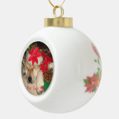 キュートな秋田犬がクリスマスハットコーンを眠る セラミックボールオーナメント (右)