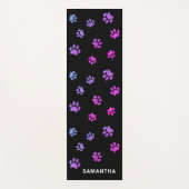 キュートな紫色のピンクの前足がブラックカスタム ヨガマット (正面)